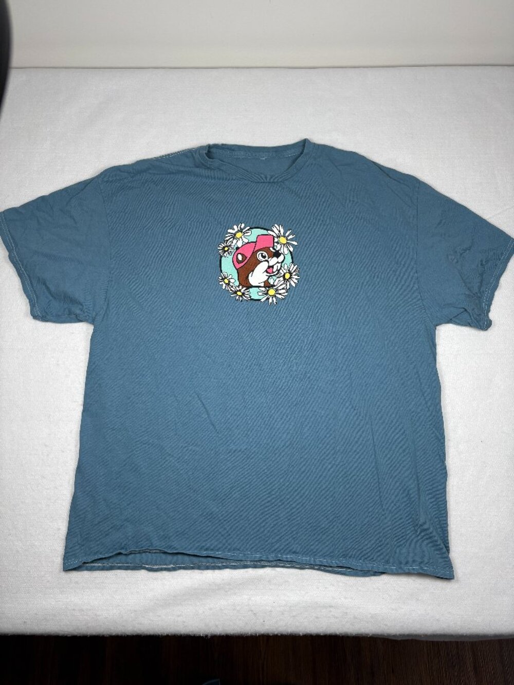 BUC-EE'S Faded Blue Daisy Flower Beaver Mascot Travel Center Graphic Tee 2XL